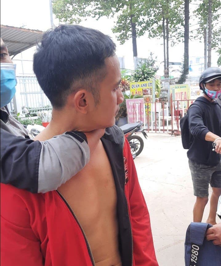 Hai đối tượng ở Hóc Môn vừa bị bắt khi gặp nạn nhân nhận tiền