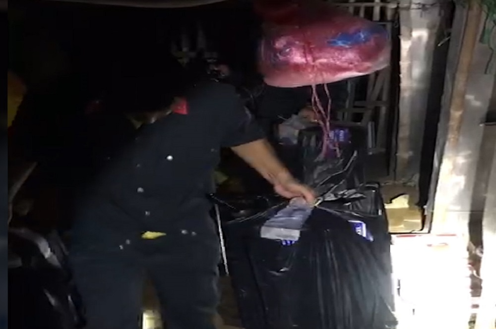 CLIP: Kiểm tra sàn nhà, lực lượng vùng biên phát hiện nhiều thứ bất ngờ