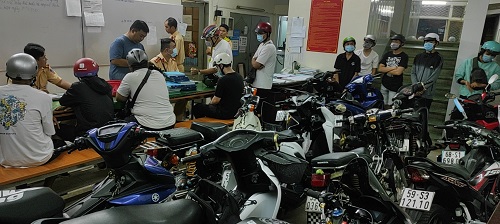 Nhiều xe máy tụ tập trên vỉa hè quận 1 bị tạm giữ trong đêm