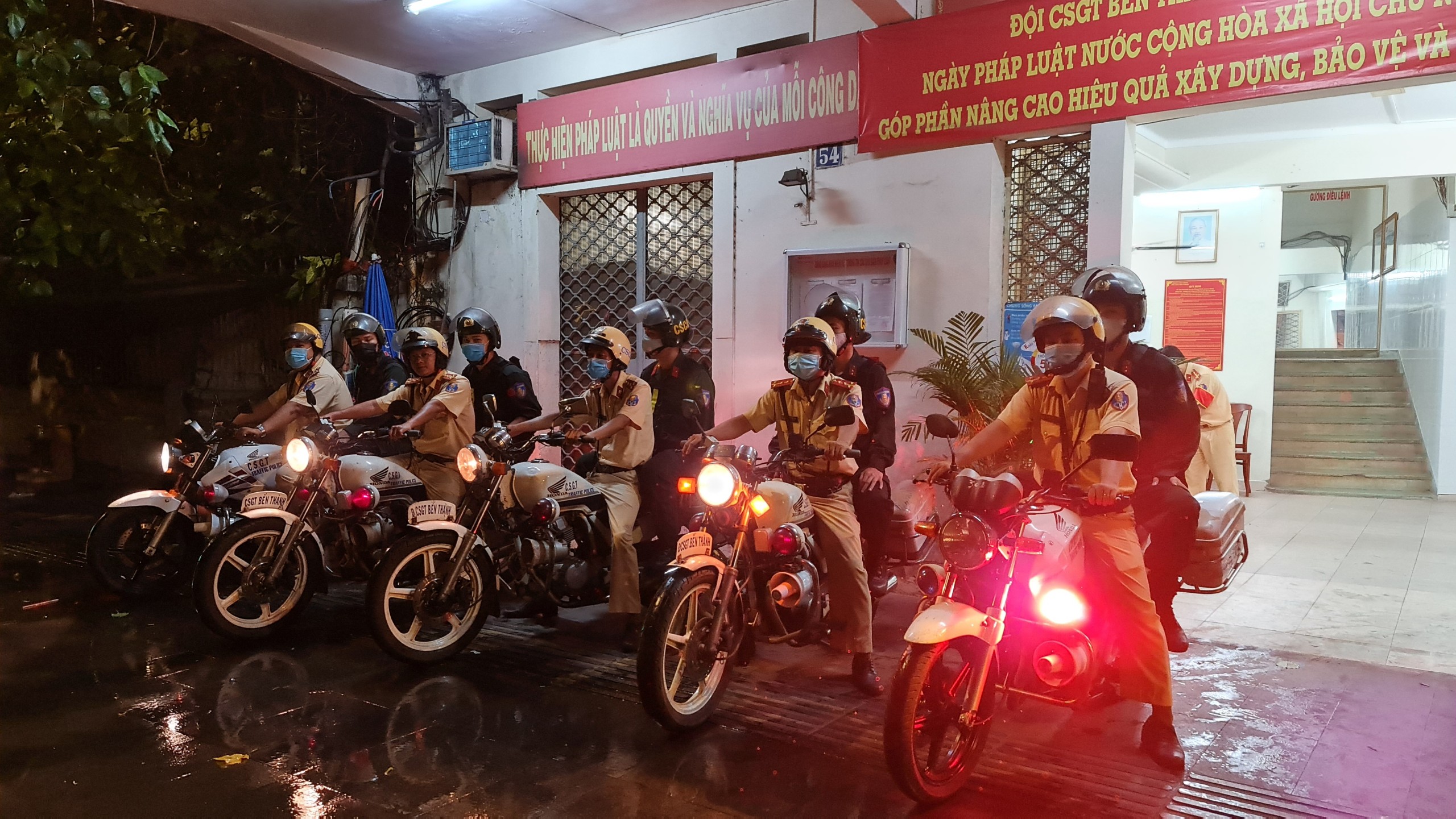 CSGT TP HCM "đội mưa" ra quân lúc 0 giờ!