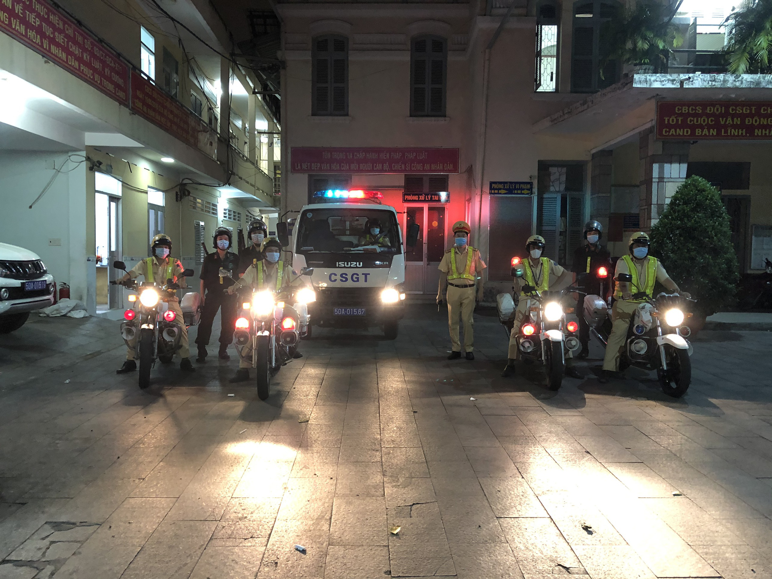 CSGT TP HCM đội mưa ra quân lúc 0 giờ! - Ảnh 8.