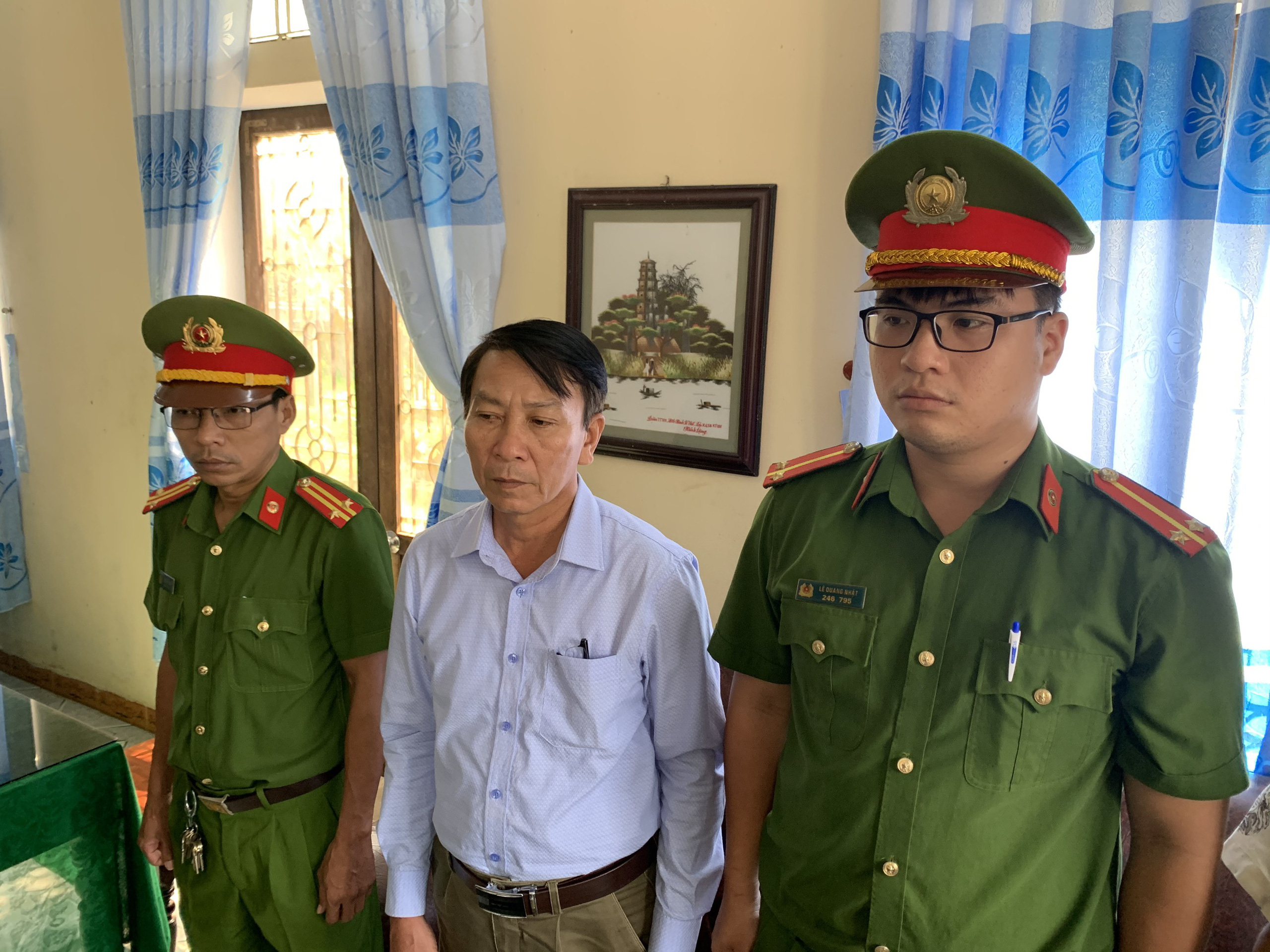Nguy&ecirc;n chủ tịch x&atilde; bị bắt v&igrave; tham &ocirc; nhiều khoản thu - Ảnh 1.