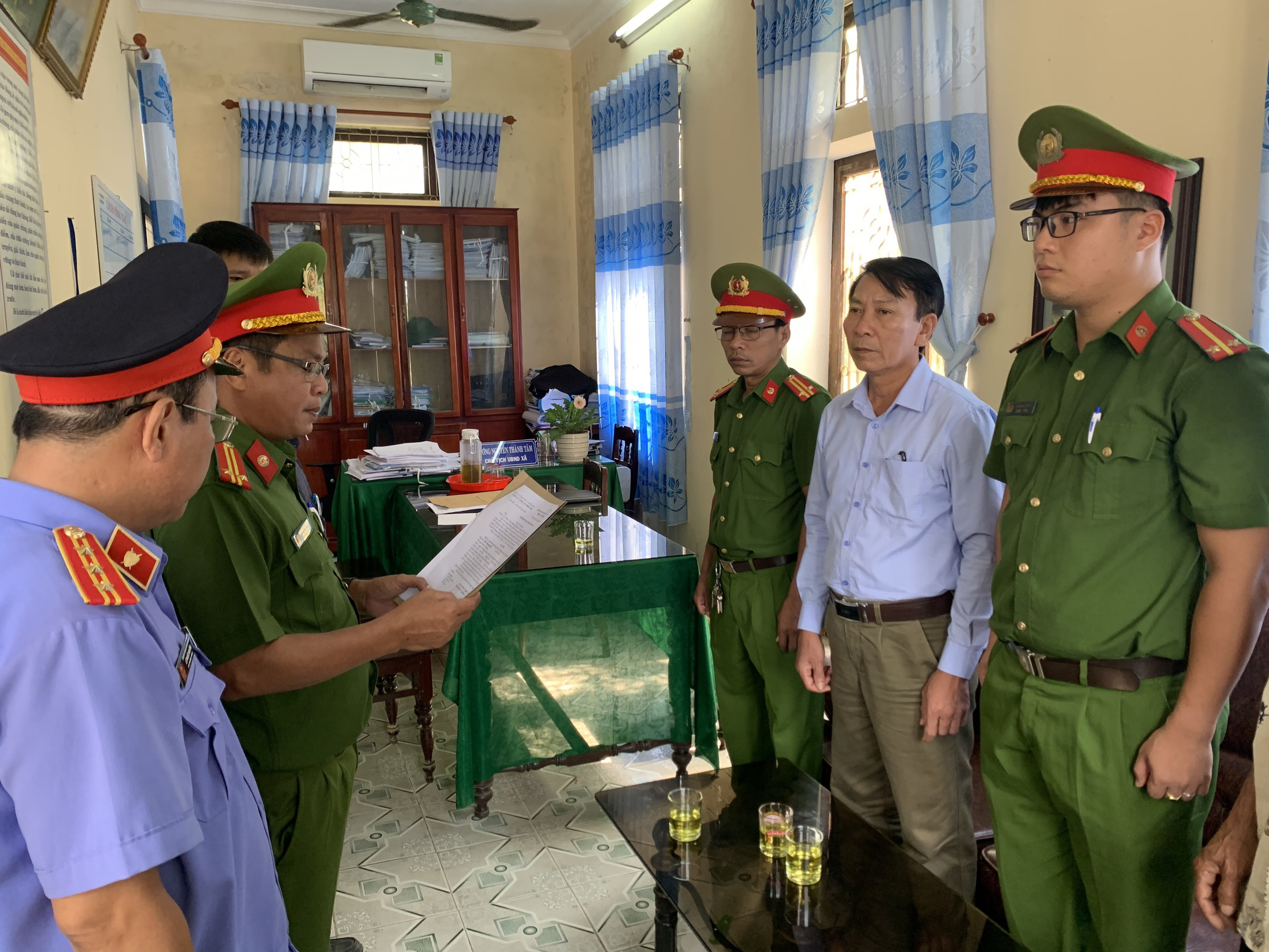 Nguyên chủ tịch xã bị bắt vì tham ô nhiều khoản thu