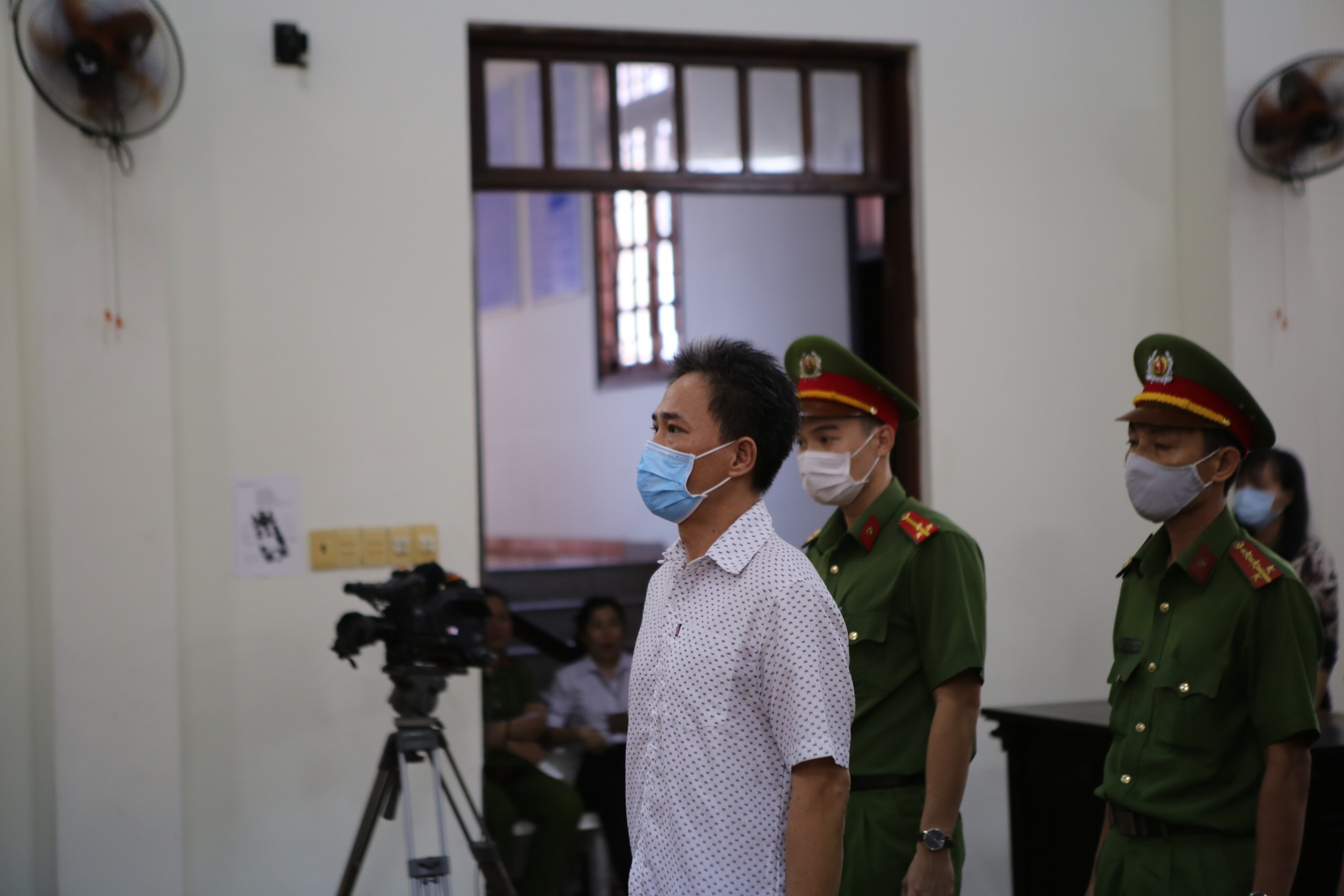 Qu&aacute;ch Duy l&atilde;nh &aacute;n 4  năm 6 th&aacute;ng t&ugrave; giam  - Ảnh 1.
