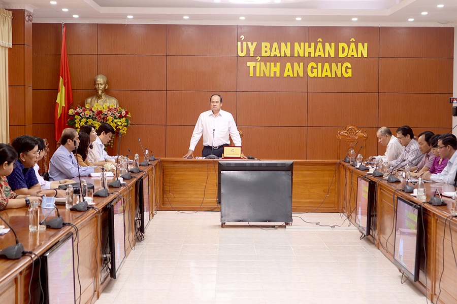 Truy vết những người tiếp xúc gần với vợ chồng nhiễm Covid-19 về từ Campuchia