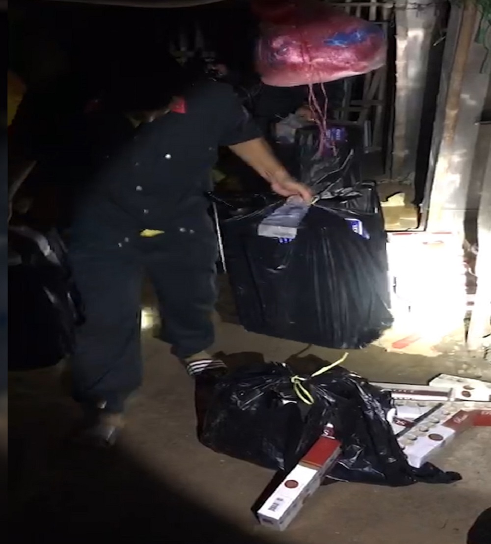 CLIP: Kiểm tra sàn nhà, lực lượng vùng biên phát hiện nhiều thứ bất ngờ - Ảnh 2.