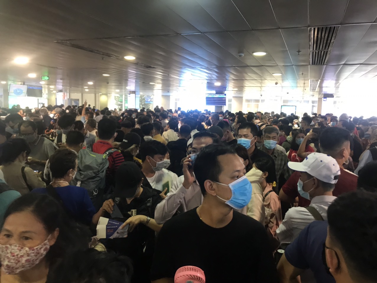 H&agrave;ng ng&agrave;n kh&aacute;ch xếp h&agrave;ng d&agrave;i chờ soi chiếu ở s&acirc;n bay T&acirc;n Sơn Nhất s&aacute;ng sớm 15-4 - Ảnh 3.