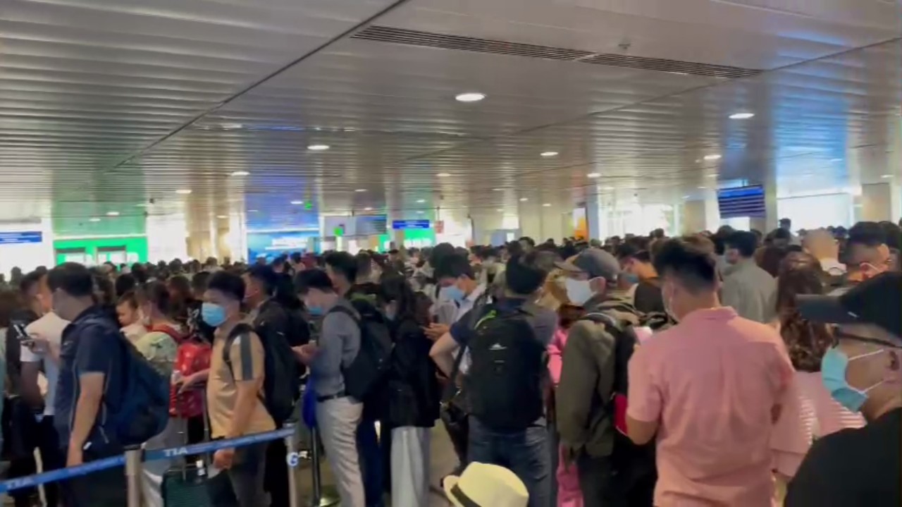 Tăng cường giải toả hành khách ở sân bay Tân Sơn Nhất