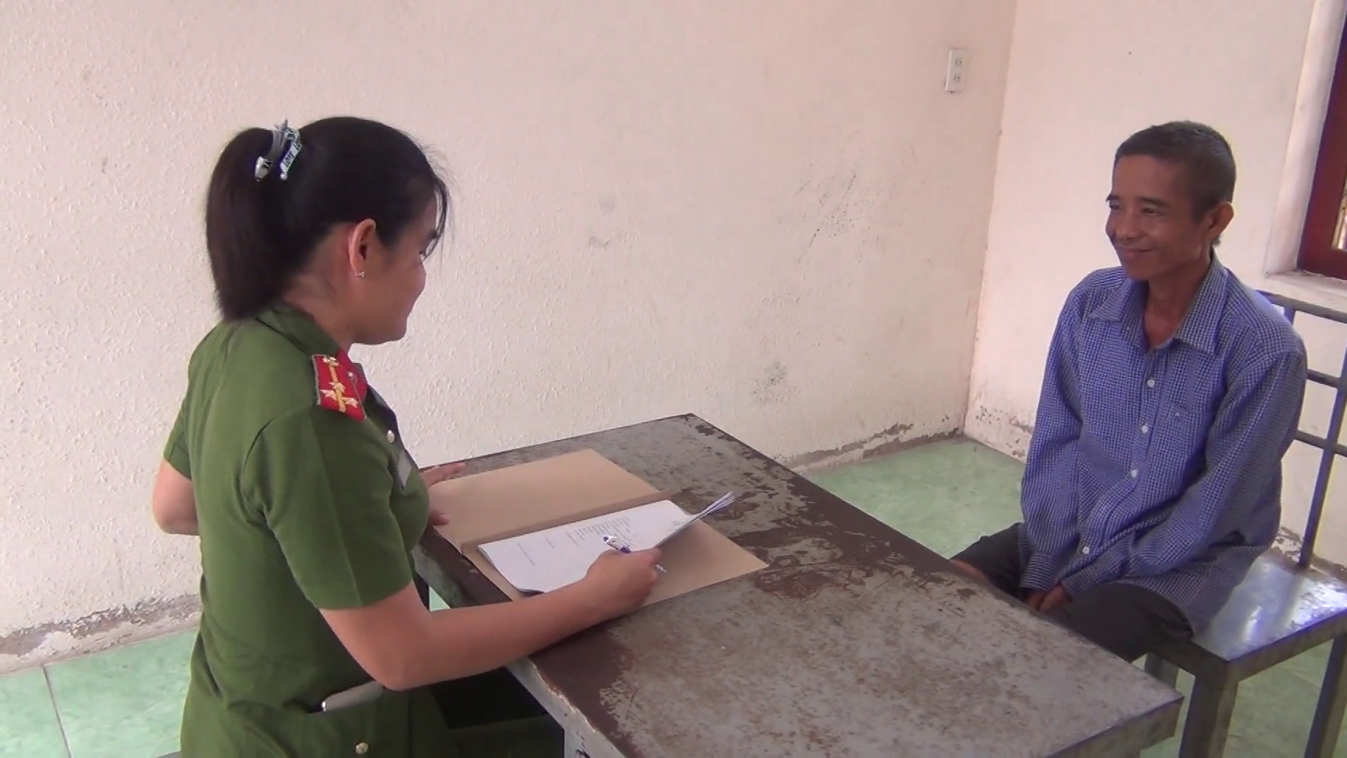 CLIP: Bắt tạm giam gã “yêu râu xanh” làm bé gái mang thai - Ảnh 3.