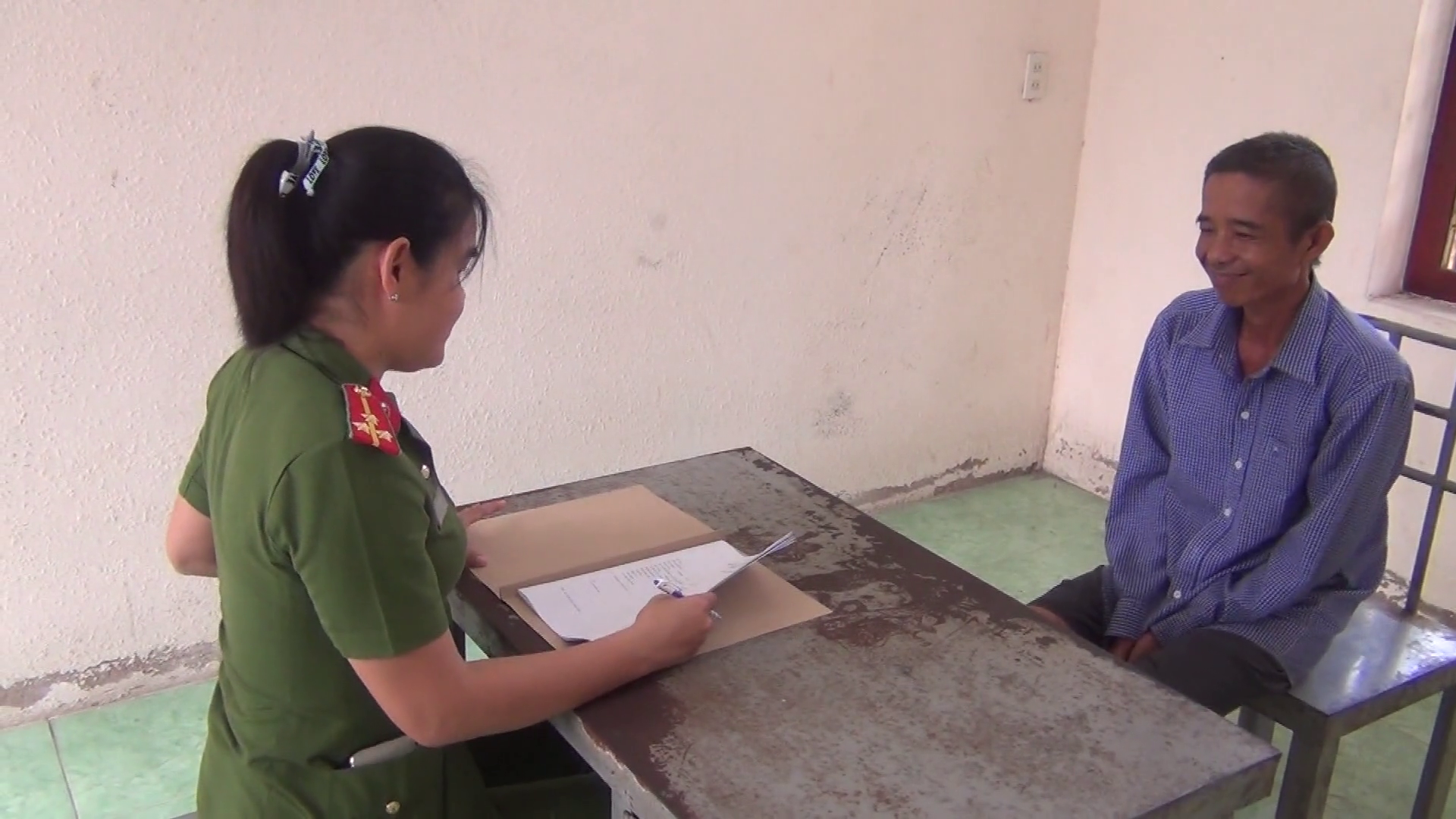 CLIP: Bắt tạm giam gã “yêu râu xanh” làm bé gái mang thai