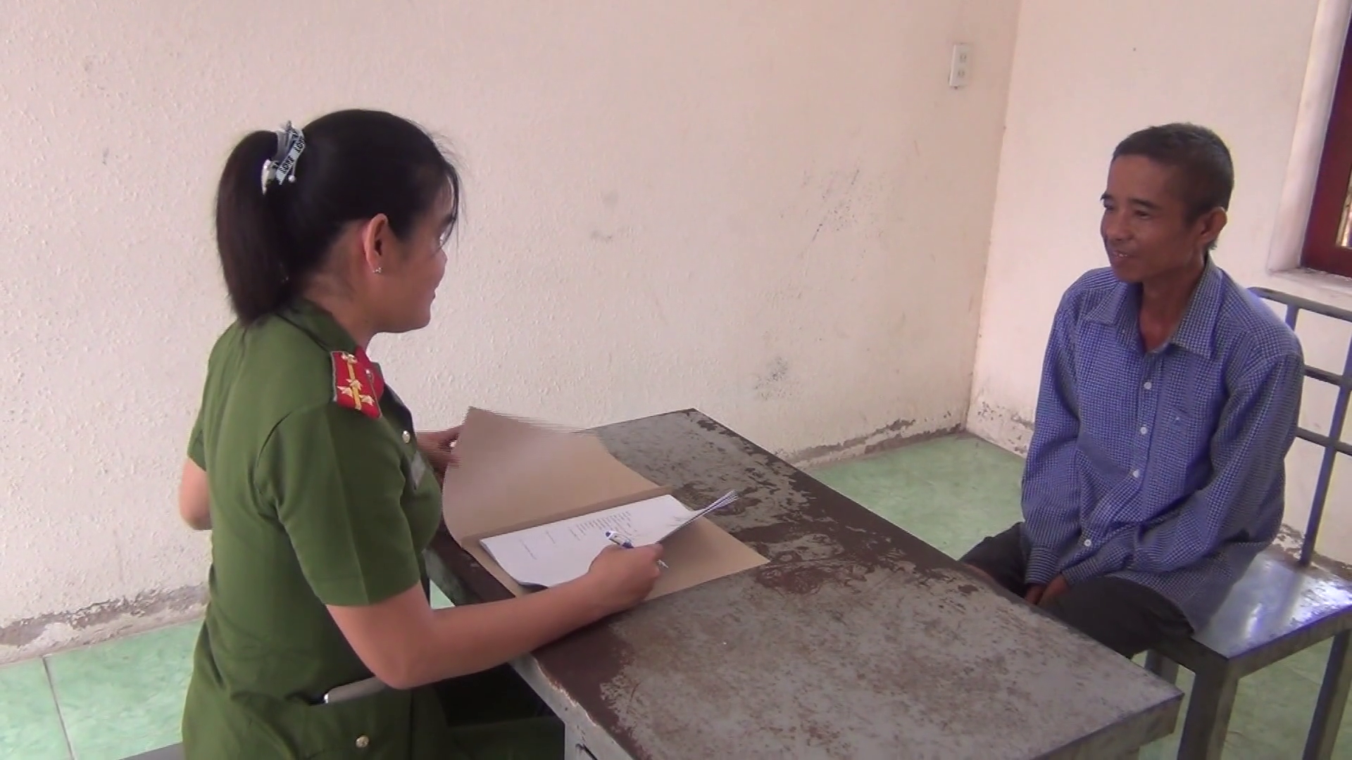 CLIP: Bắt tạm giam gã “yêu râu xanh” làm bé gái mang thai - Ảnh 8.