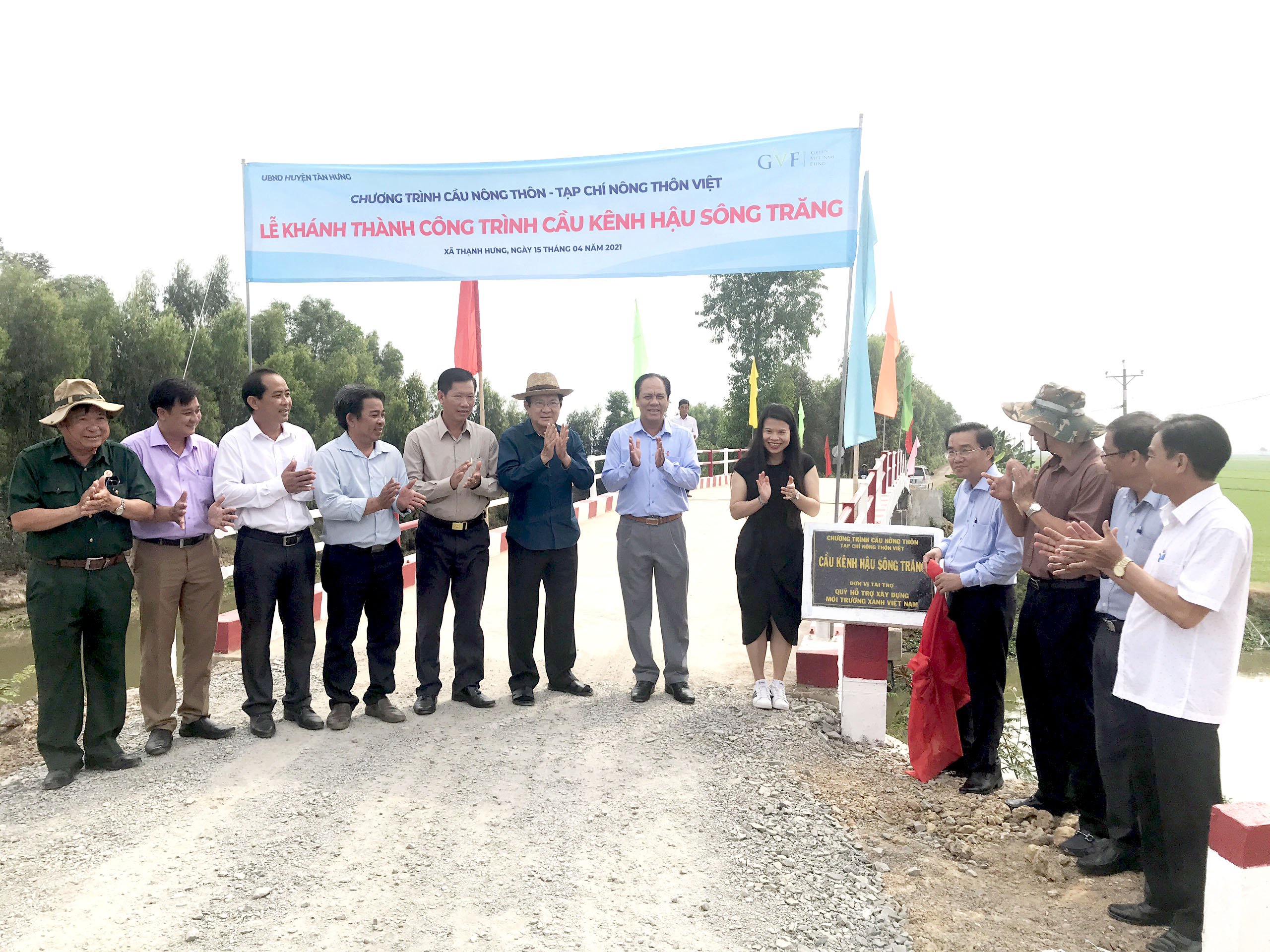Nguy&ecirc;n Chủ tịch nước Trương Tấn Sang dự kh&aacute;nh th&agrave;nh 17 cầu n&ocirc;ng th&ocirc;n ở Long An - Ảnh 3.
