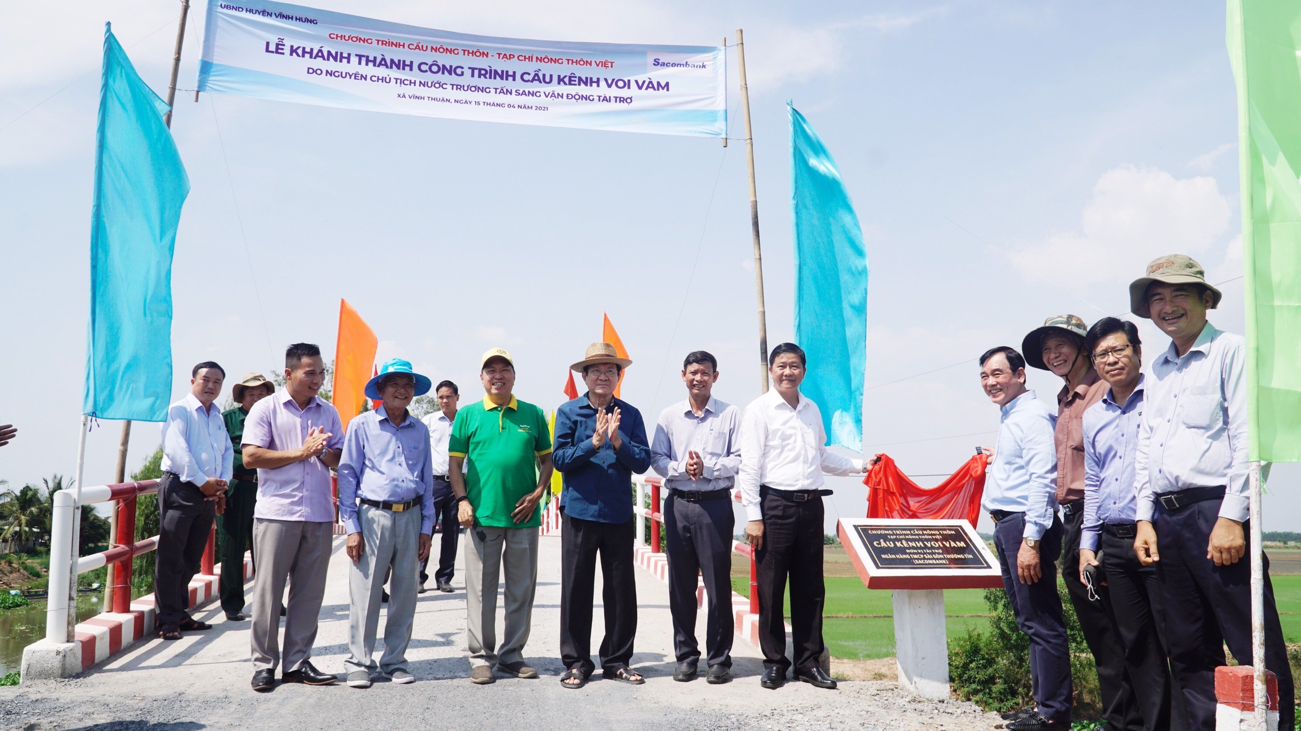 Nguy&ecirc;n Chủ tịch nước Trương Tấn Sang dự kh&aacute;nh th&agrave;nh 17 cầu n&ocirc;ng th&ocirc;n ở Long An - Ảnh 2.