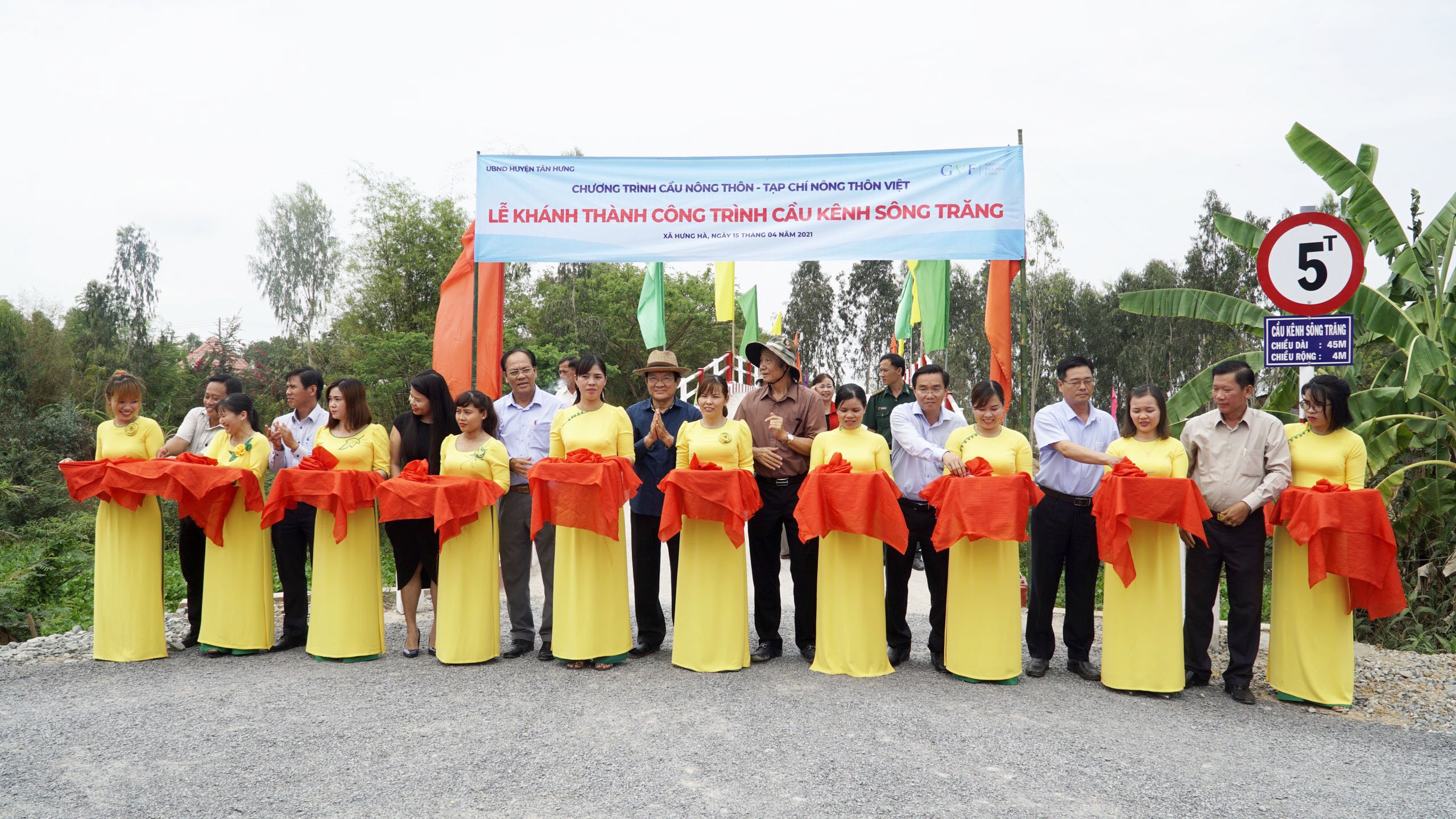 Nguy&ecirc;n Chủ tịch nước Trương Tấn Sang dự kh&aacute;nh th&agrave;nh 17 cầu n&ocirc;ng th&ocirc;n ở Long An - Ảnh 4.