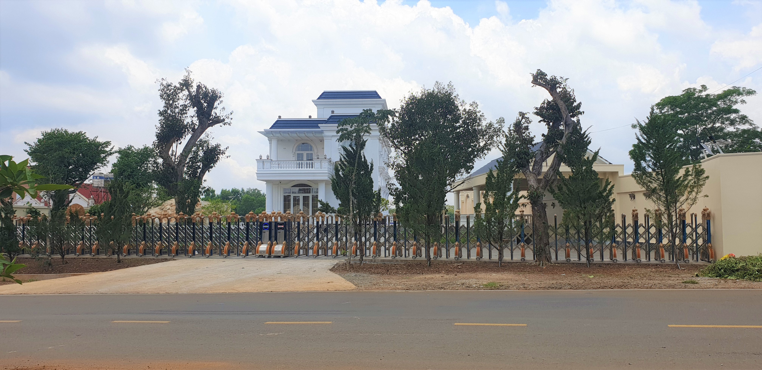 Họp kiểm điểm lãnh đạo TP Bảo Lộc vì bát nháo biệt thự khủng, phân lô bán nền... - Ảnh 4.