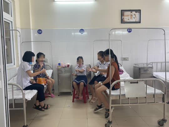 35 học sinh nhập viện do đồ chơi slime: Xem clip trên YouTube rồi làm theo!