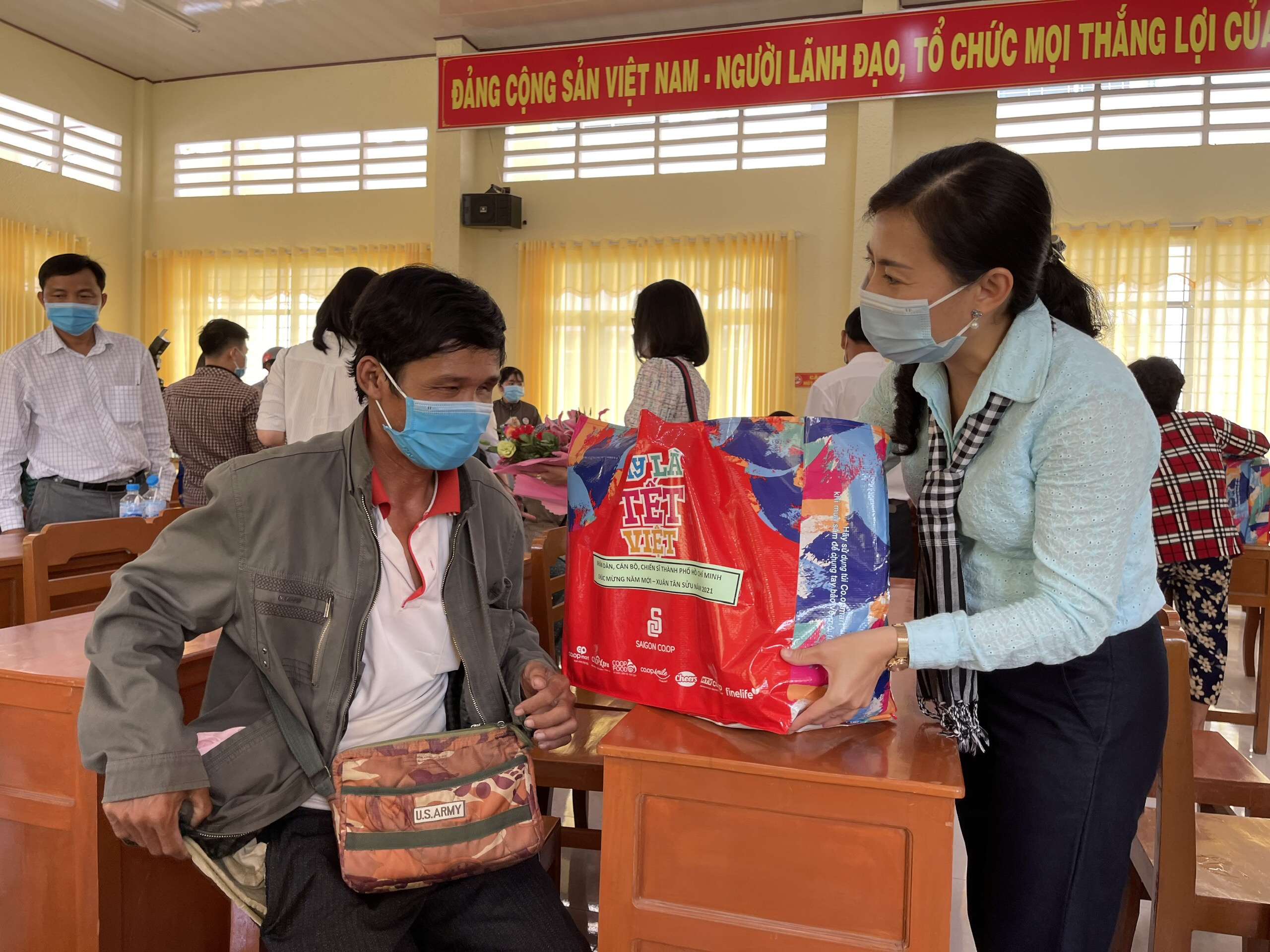 Làm từ thiện sao cho đúng? (*): Thống nhất giữa nhà tài trợ với địa phương