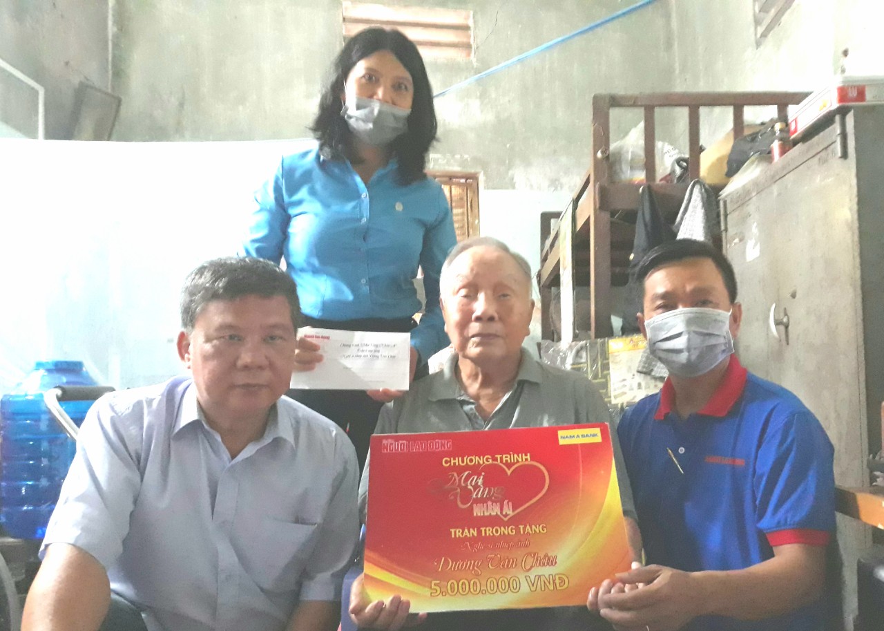 “Mai Vàng nhân ái” làm ấm lòng nghệ sĩ nghèo, bệnh tật trên quê hương Bác Tôn
