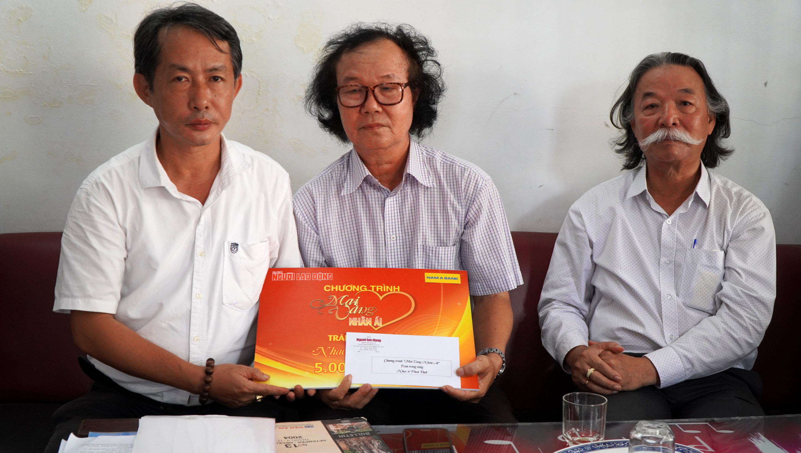 “Mai Vàng nhân ái’ thăm và tặng quà Nhạc sĩ Phan Thiết - Ảnh 1.