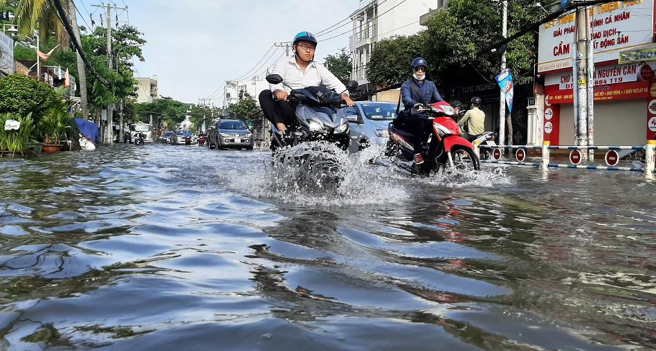 Nhiều nơi ở TP HCM ngập sau cơn mưa lớn rạng s&aacute;ng - Ảnh 2.