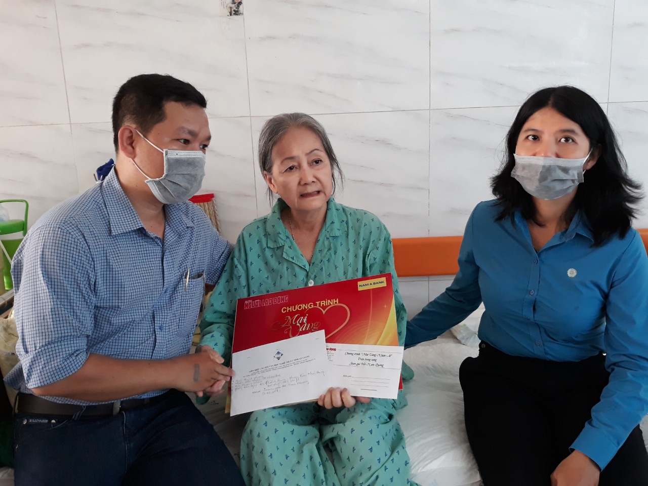 &ldquo;Mai V&agrave;ng nh&acirc;n &aacute;i&rdquo; l&agrave;m ấm l&ograve;ng nghệ sĩ ngh&egrave;o, bệnh tật tr&ecirc;n qu&ecirc; hương B&aacute;c T&ocirc;n - Ảnh 1.