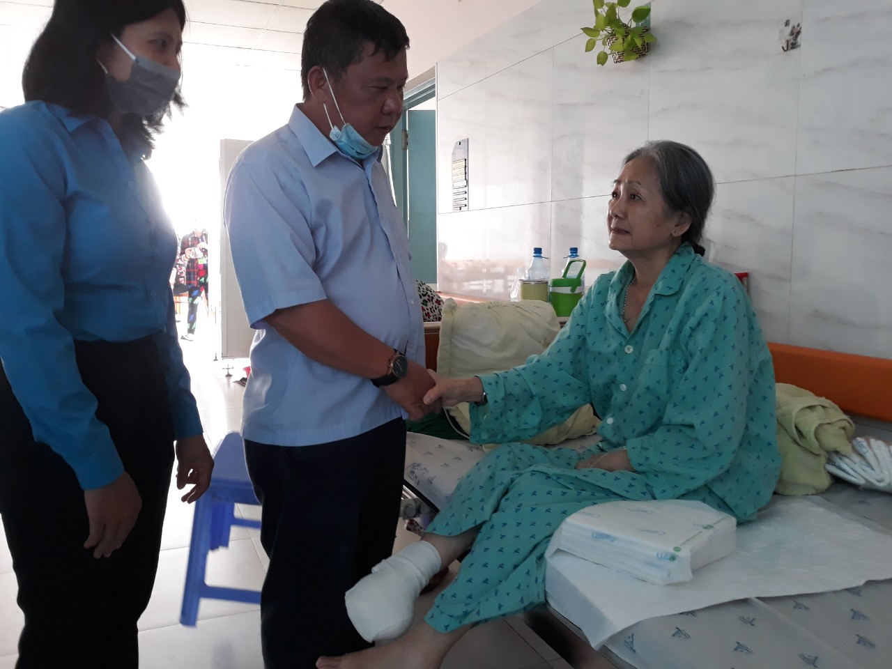 &ldquo;Mai V&agrave;ng nh&acirc;n &aacute;i&rdquo; l&agrave;m ấm l&ograve;ng nghệ sĩ ngh&egrave;o, bệnh tật tr&ecirc;n qu&ecirc; hương B&aacute;c T&ocirc;n - Ảnh 2.