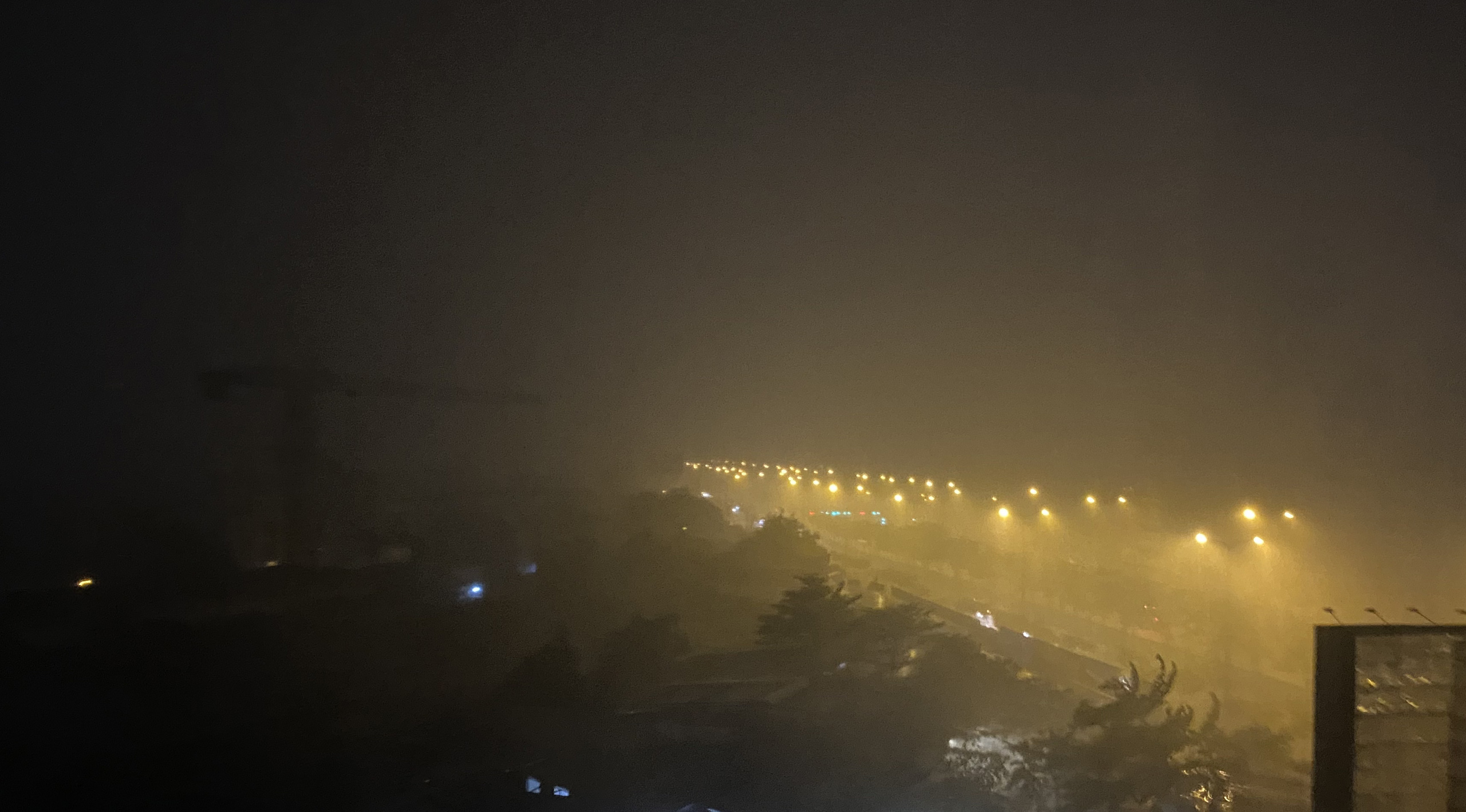 Nhiều nơi ở TP HCM ngập sau cơn mưa lớn rạng s&aacute;ng - Ảnh 4.