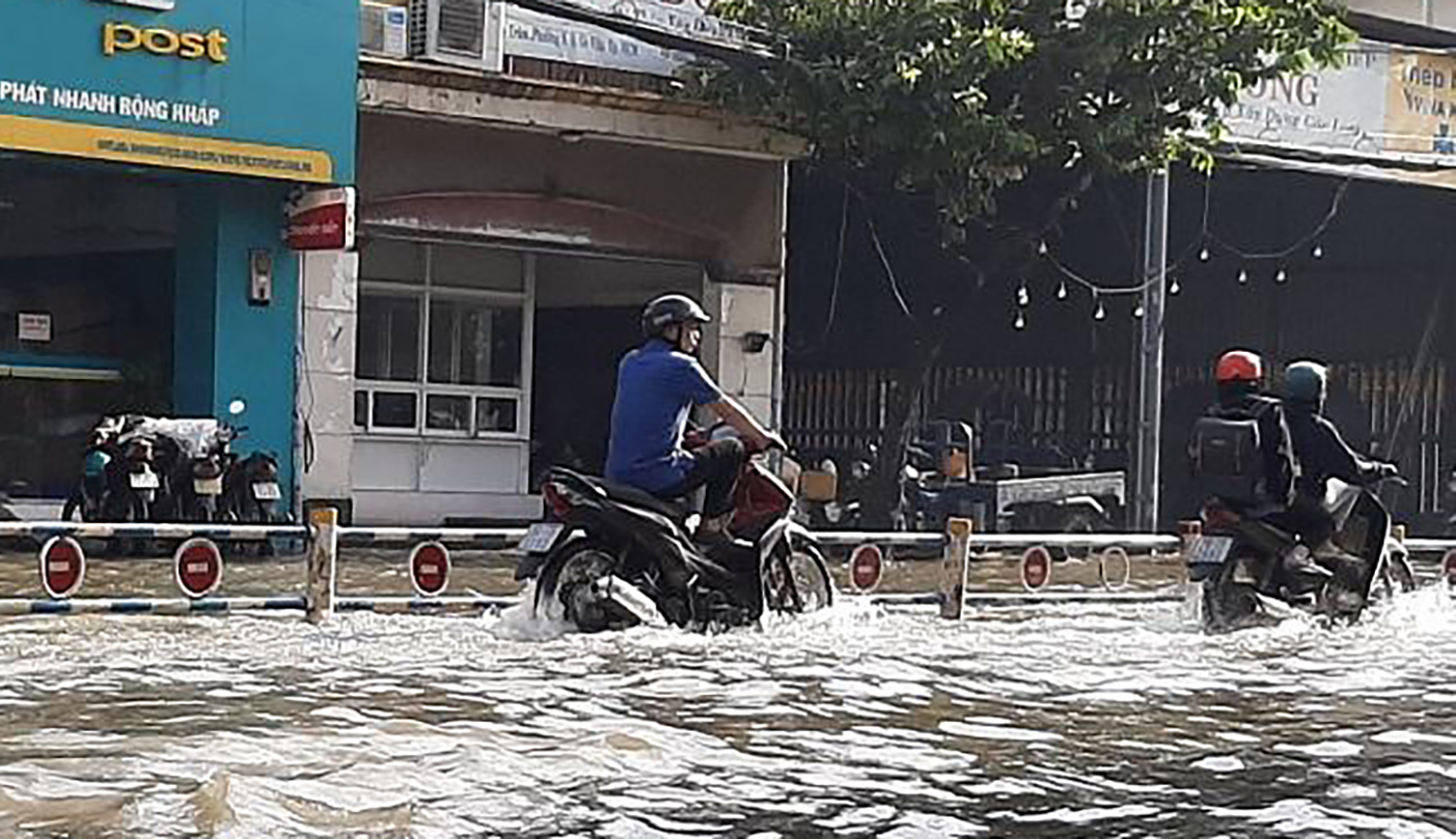 Nhiều nơi ở TP HCM ngập sau cơn mưa lớn rạng s&aacute;ng - Ảnh 3.