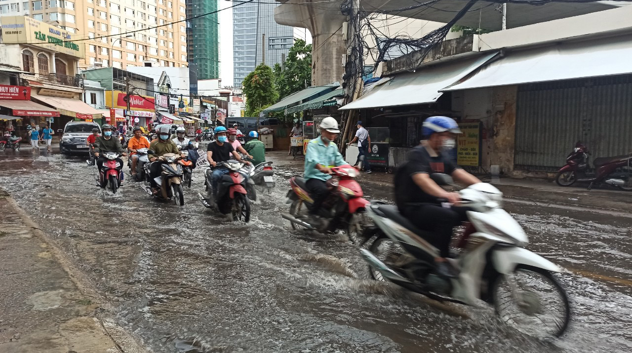 Nhiều nơi ở TP HCM ngập sau cơn mưa lớn rạng s&aacute;ng - Ảnh 1.