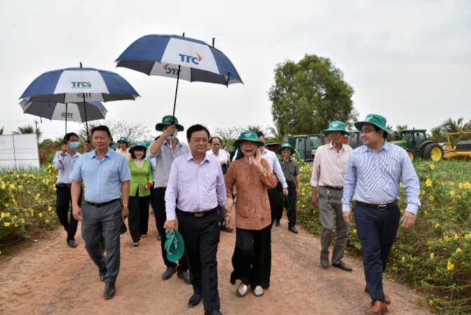 Tân Bộ trưởng Nông nghiệp và Phát triển Nông thôn Lê Minh Hoan đến thăm Nông trường Thành Long