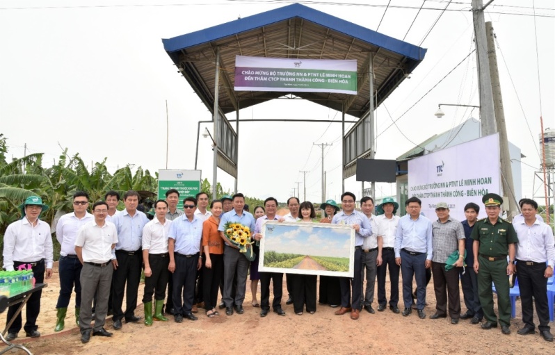 T&acirc;n Bộ trưởng N&ocirc;ng nghiệp v&agrave; Ph&aacute;t triển N&ocirc;ng th&ocirc;n L&ecirc; Minh Hoan đến thăm N&ocirc;ng trường Th&agrave;nh Long - Ảnh 2.
