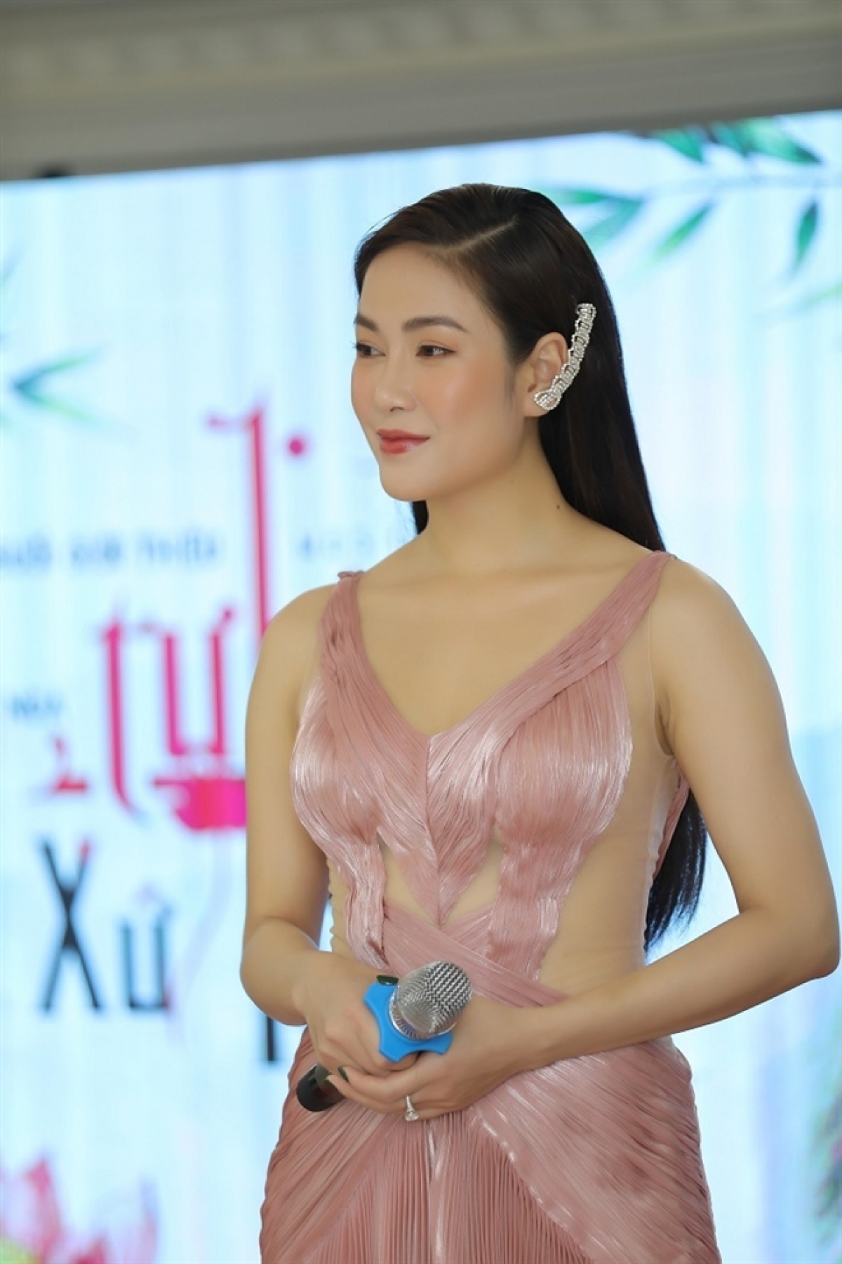 Hoa hậu &Aacute;o d&agrave;i Việt Nam 2019 Tuyết Nga ra mắt MV tri &acirc;n qu&ecirc; hương Thanh Ho&aacute; - Ảnh 3.