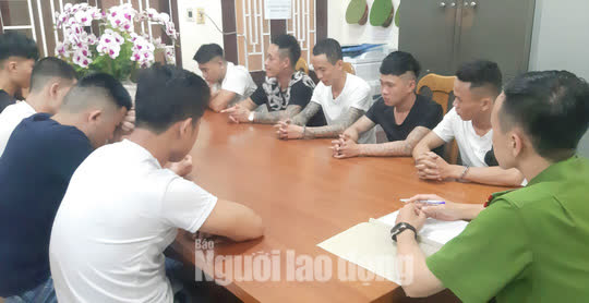 Bắt nh&oacute;m đối tượng trốn lệnh truy n&atilde; thủ s&uacute;ng, m&atilde; tấu, dao nguy hiểm - Ảnh 1.