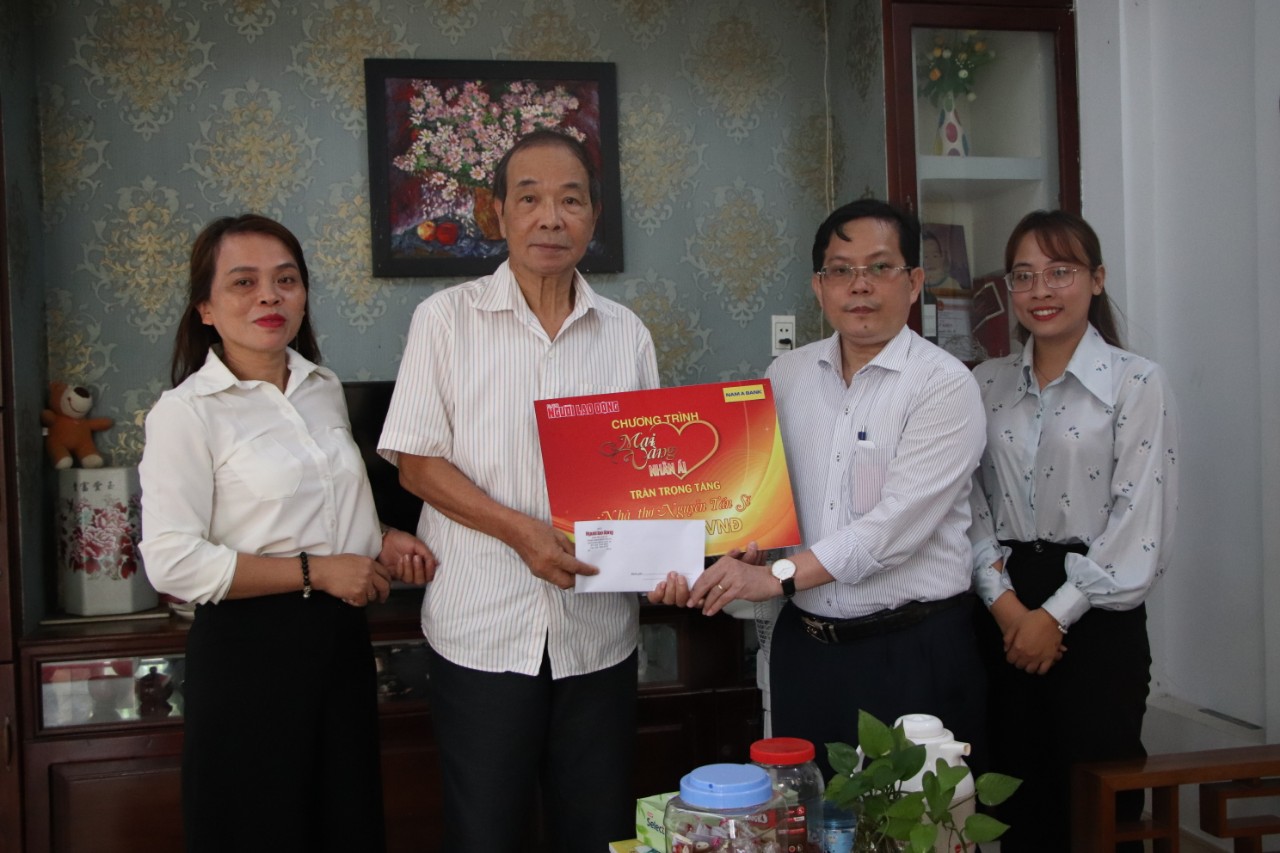 "Mai Vàng nhân ái" đến với 2 nhà thơ ở Quảng Nam