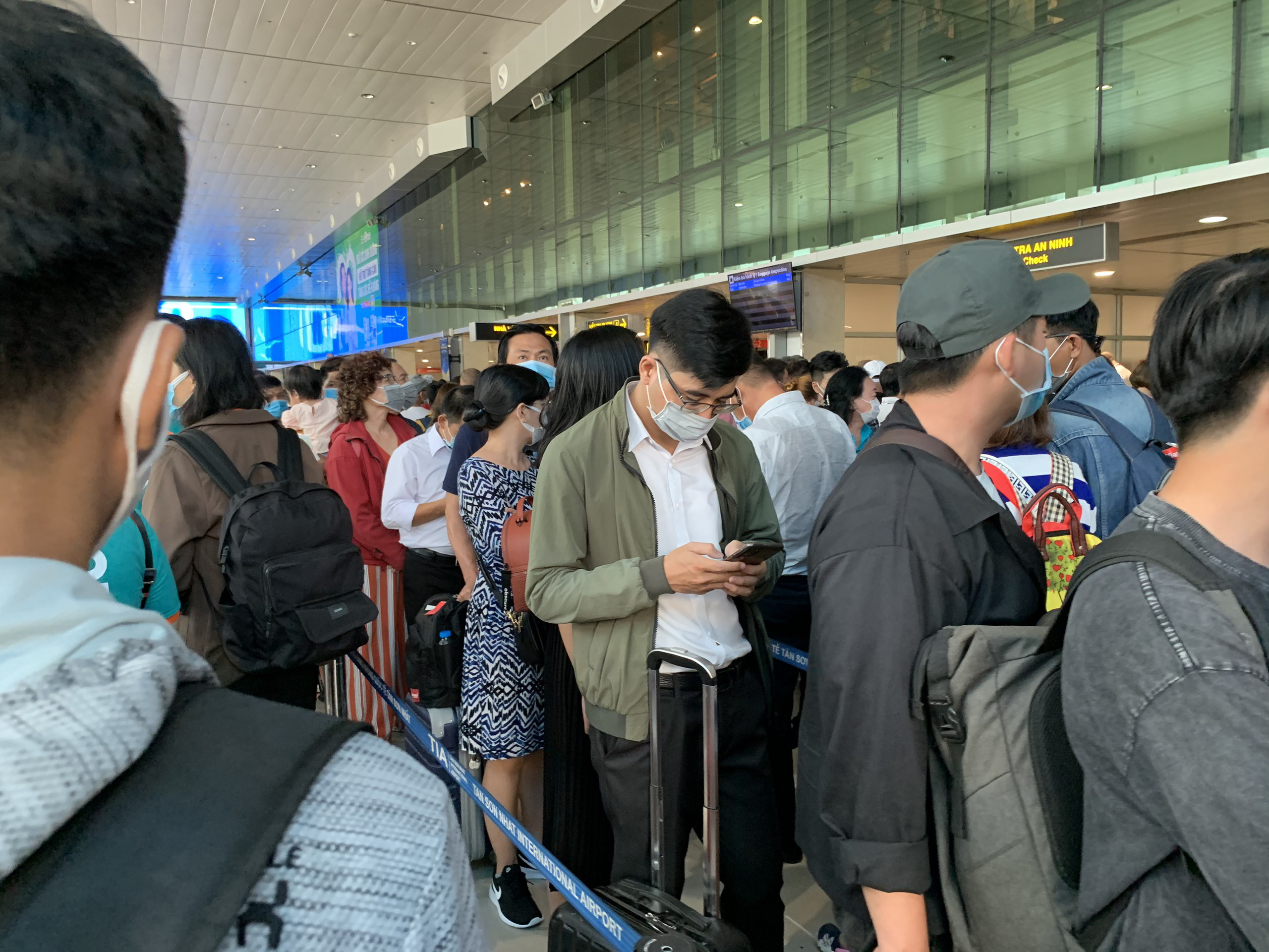 Dòng người "nghẹt thở" vượt qua cửa an ninh sân bay Tân Sơn Nhất
