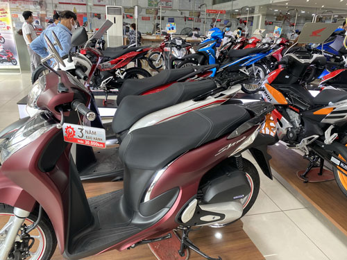 Xe máy tiêu thụ chậm, giá vẫn tăng