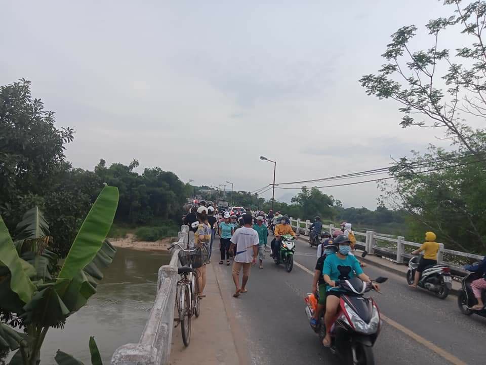 Quảng Nam: T&igrave;m thấy thi thể học sinh lớp 10 nhảy cầu tự tử - Ảnh 1.