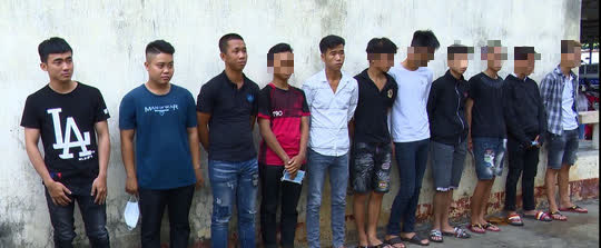 CLIP: Hùa nhau đập phá tài sản vì không vào được khu vui chơi trẻ em