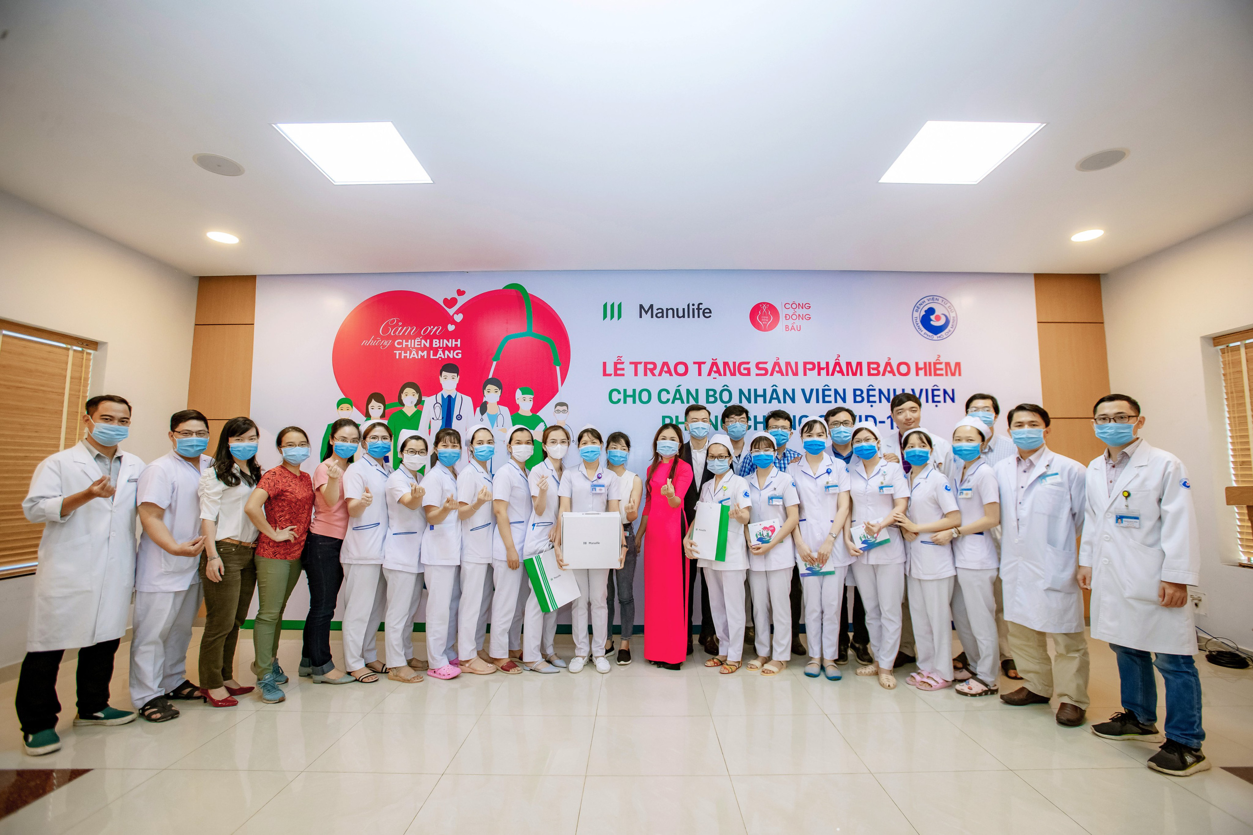 Manulife Việt Nam tri &acirc;n đội ngũ b&aacute;c sĩ tại c&aacute;c bệnh viện phụ sản - Ảnh 2.