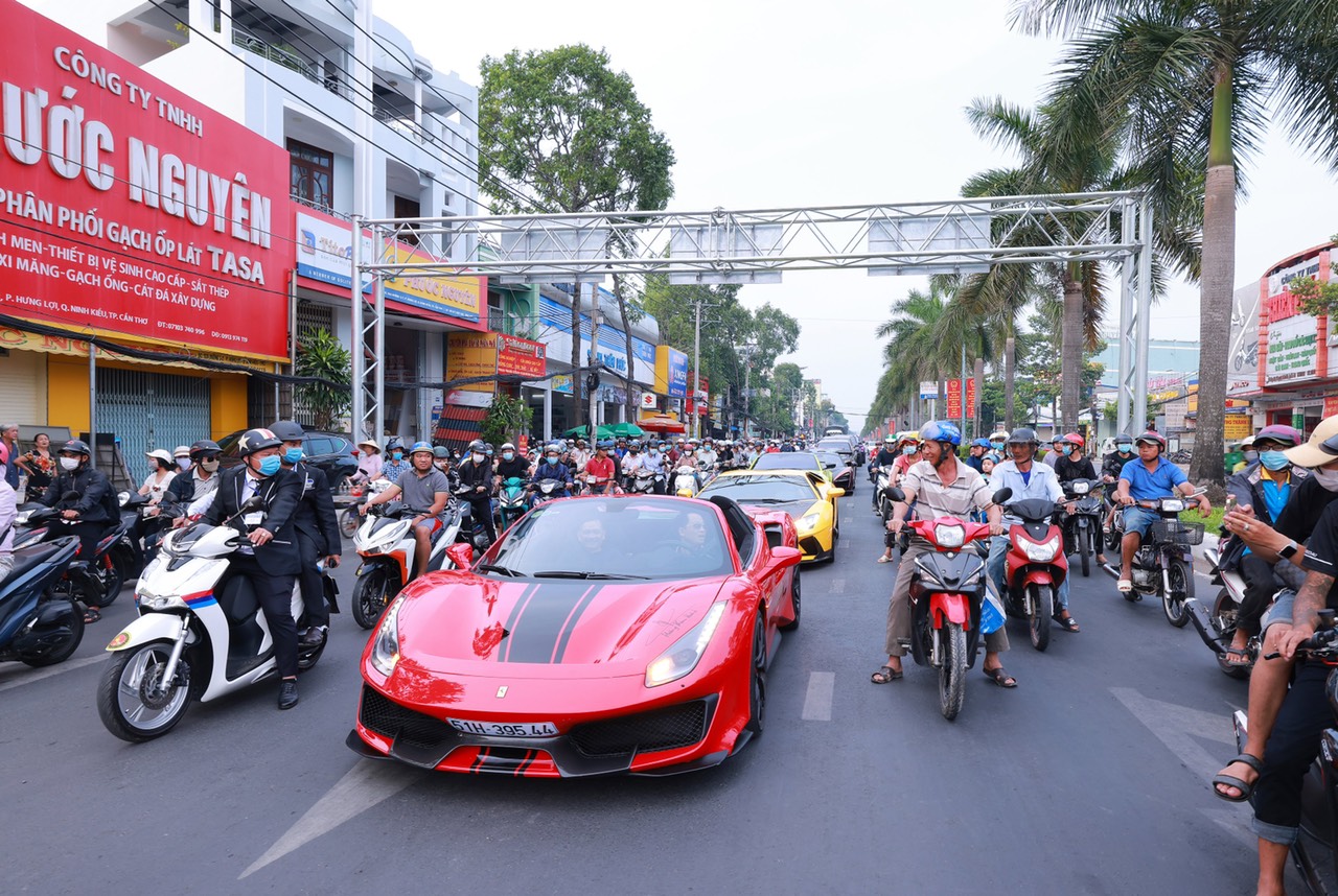 Dàn siêu xe trăm tỉ đổ về Cần Thơ