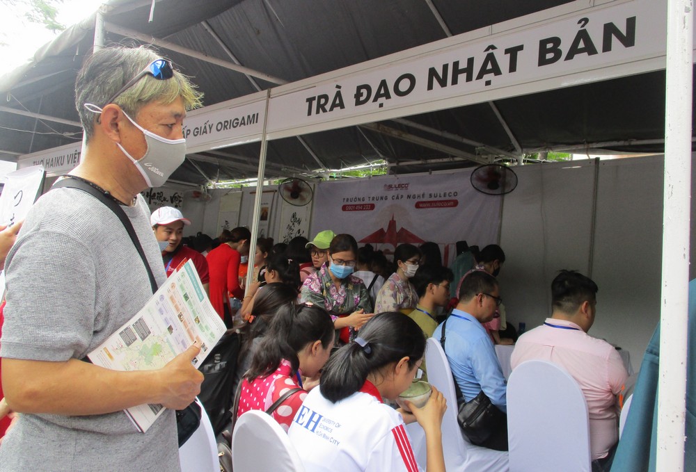 Xếp hàng dài chờ thưởng thức bò tuyết, sô cô la... tại Lễ hội Nhật - Việt