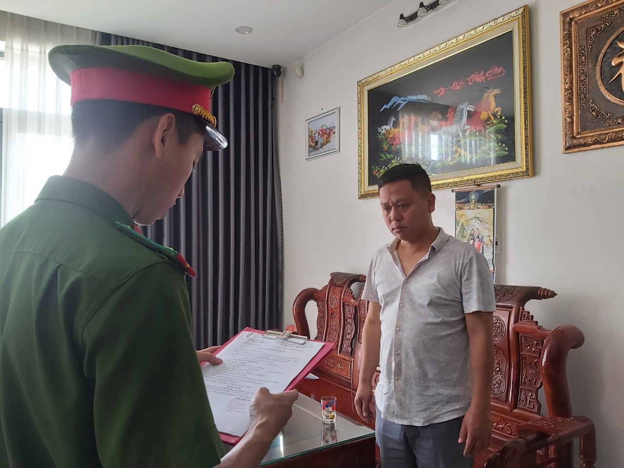 Đ&agrave; Nẵng: Bắt giam một gi&aacute;m đốc cầm sổ đỏ của người kh&aacute;c vay 8 tỉ đồng - Ảnh 1.