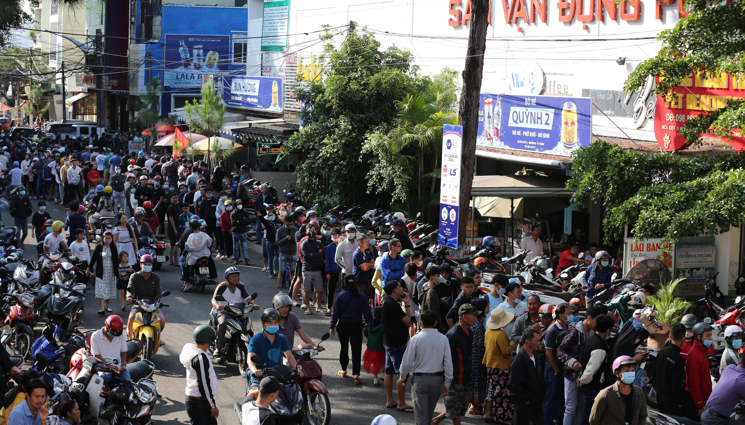 CLIP: Xếp hàng từ 4 giờ sáng mua vé trận Hoàng Anh Gia Lai - Hà Nội FC