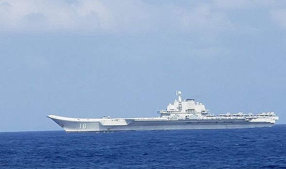 Tàu khu trục Mỹ bám sát tàu sân bay Trung Quốc trên biển Đông