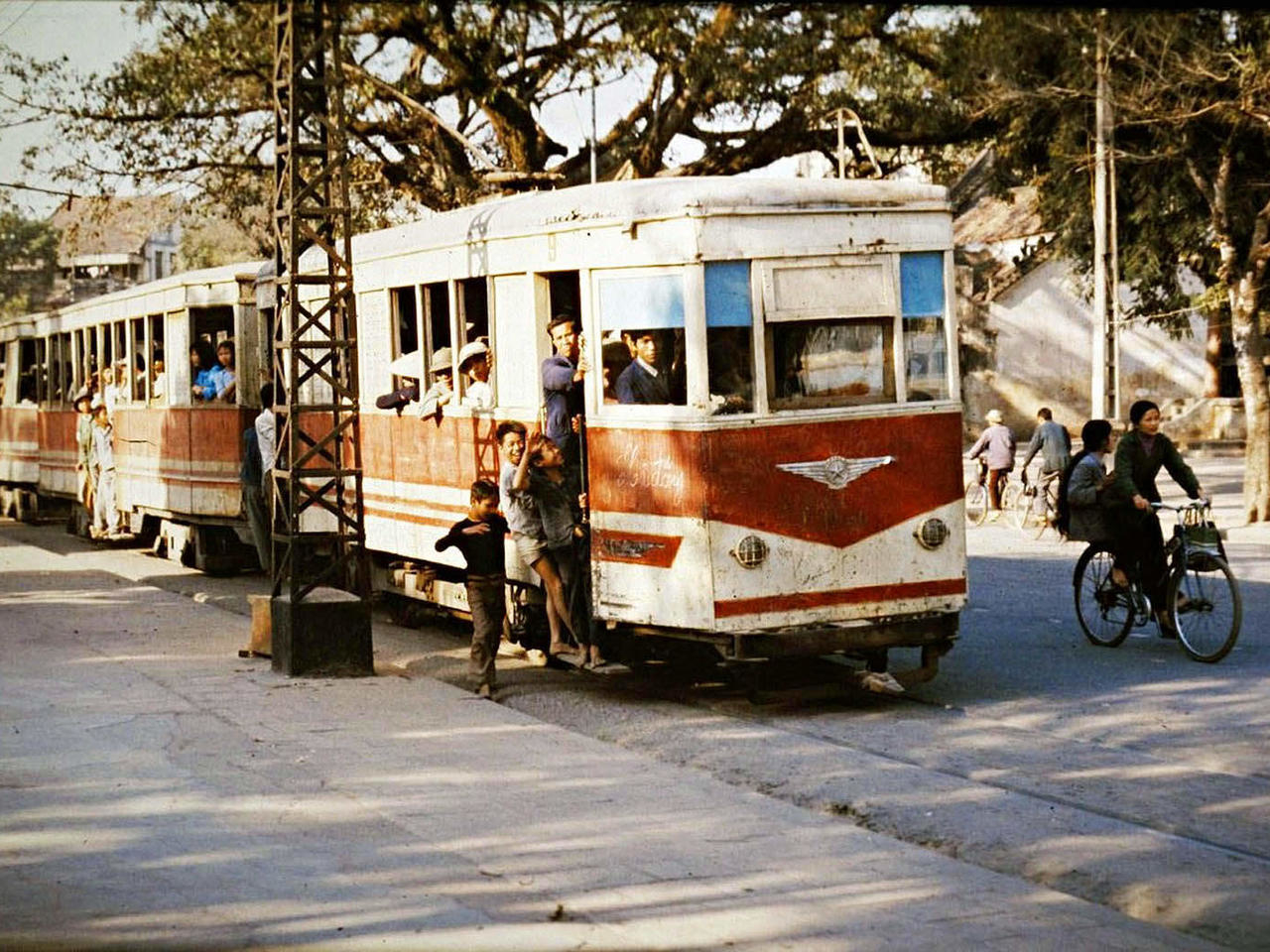 Tản mạn: Đi qua tháng ngày