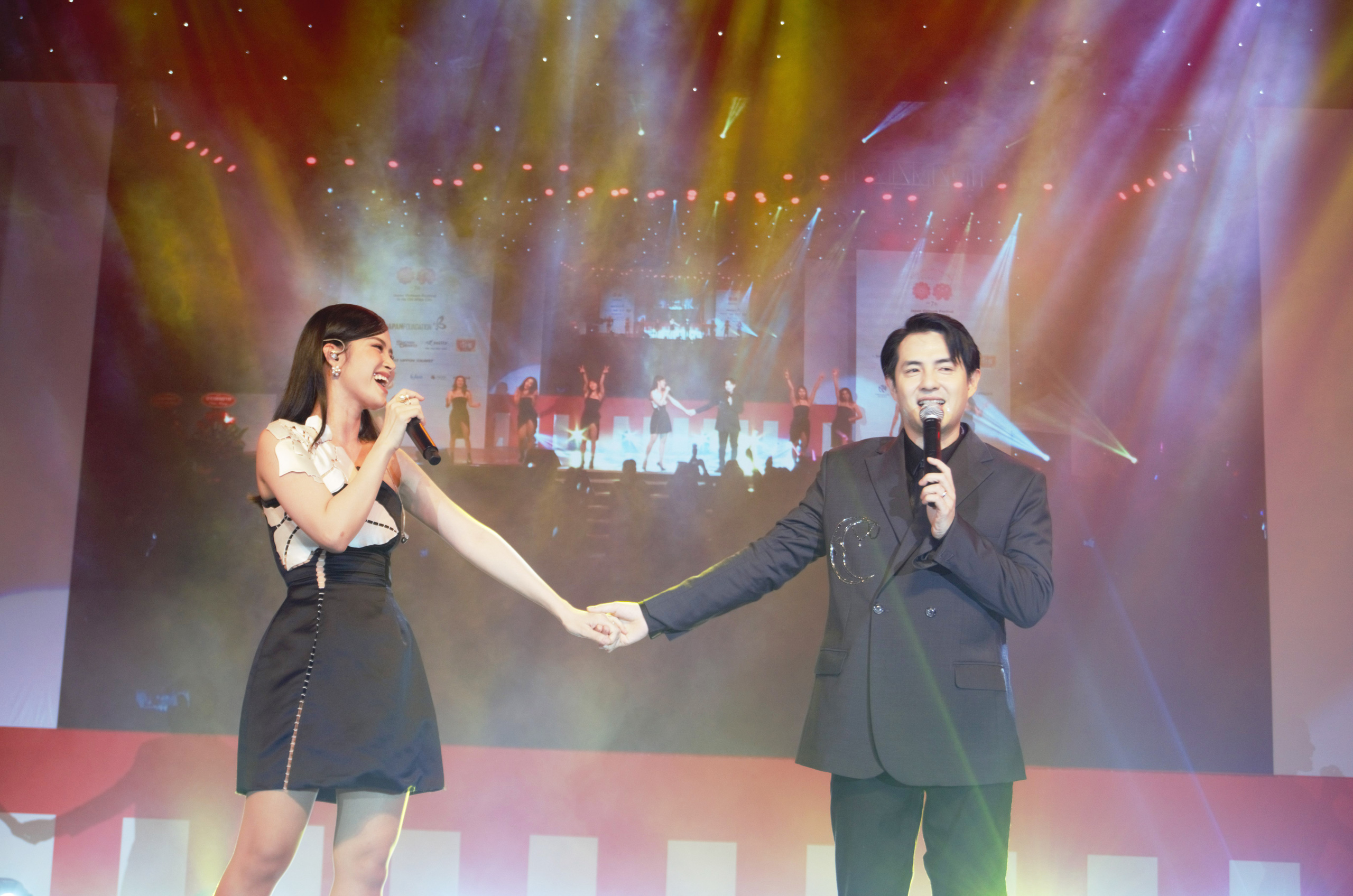 Vợ chồng Đông Nhi, Ông Cao Thắng tình cảm song ca