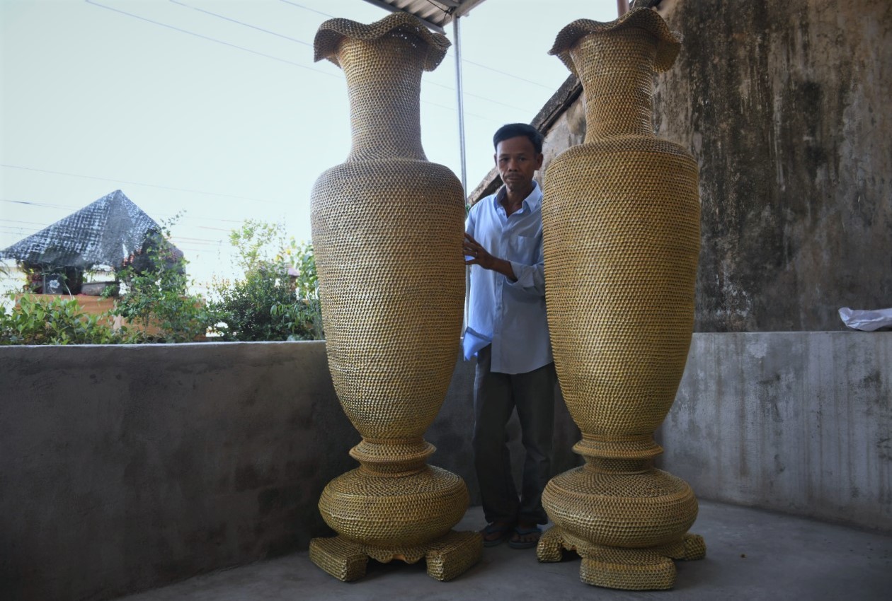 Độc đ&aacute;o cặp độc b&igrave;nh l&agrave;m từ h&agrave;ng triệu khoen lon bia - Ảnh 1.