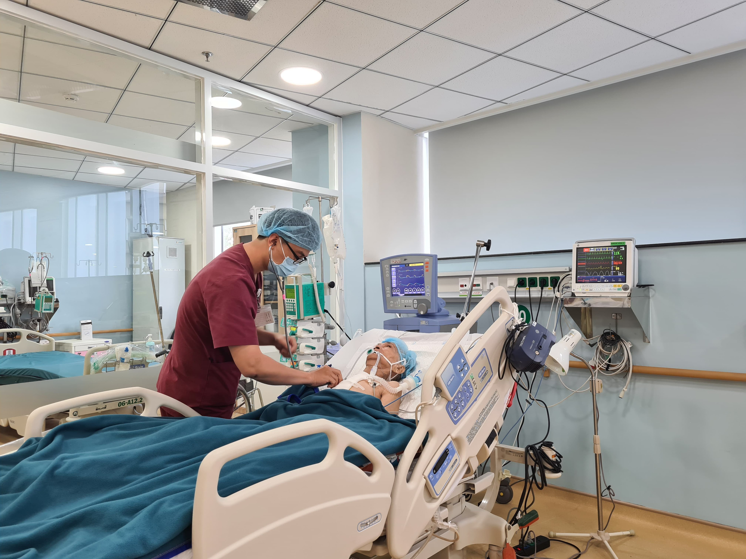 Cứu cụ bà 80 tuổi dùng dao ăn trầu tự sát