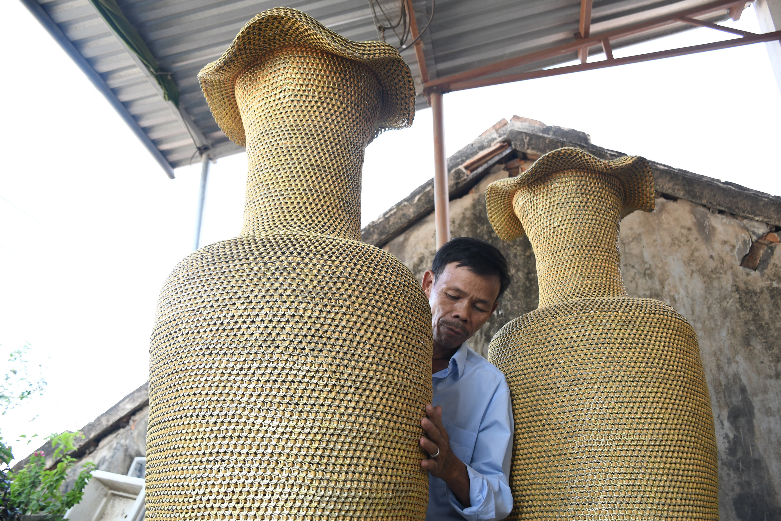 Độc đ&aacute;o cặp độc b&igrave;nh l&agrave;m từ h&agrave;ng triệu khoen lon bia - Ảnh 3.