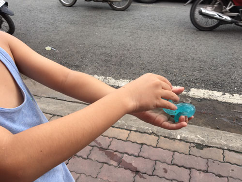Mối lo từ thực phẩm, đồ chơi trước cổng trường